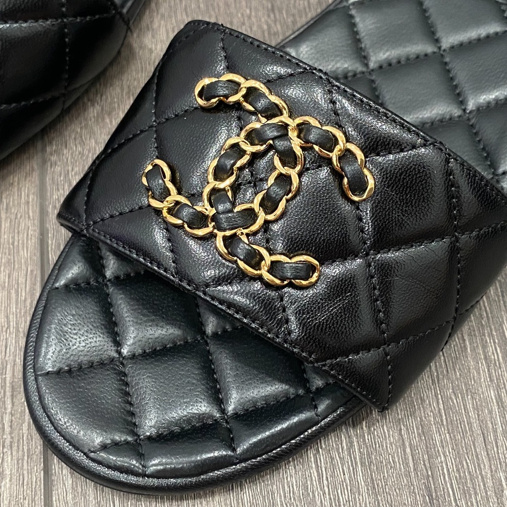 2023 CHANEL GOLD CHAIN CC LOGO BLACK LEATHER FLAT SHOES SLIDES MULES 38 - Picture 11 of 16